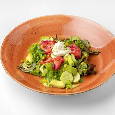 С форелью, авокадо, огурцом, сыром Страчателла и соусом манго-маракуйя в Голый повар по цене 890 ₽