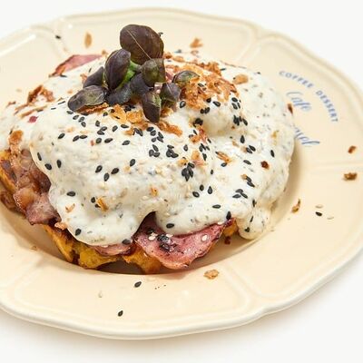 Вафля с яйцом пашот и беконом в Mechtai gastro&coffee по цене 880 ₽