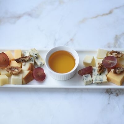 Ассорти домашних сыров в Сметана на Б. Садовой по цене 529 ₽