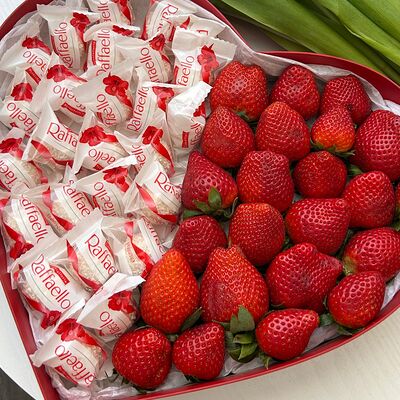 Сердце со свежей клубникой и Раффаэлло в Sweetmiddle.chocolate по цене 4500 ₽