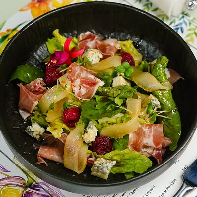 Салат с грушей и пармской ветчиной в Рановский Рест по цене 640 ₽