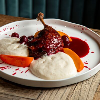 Утиная ножка конфи с муссом из сельдереяв Wine and Whiskey by Simple по цене 1490 ₽