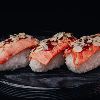 Суши опаленный лосось в BBS Kitchen по цене 649 ₽
