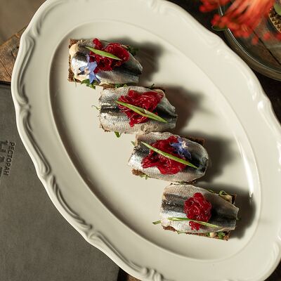 Сморреброды с килькойв Harvey & Monica по цене 450 ₽