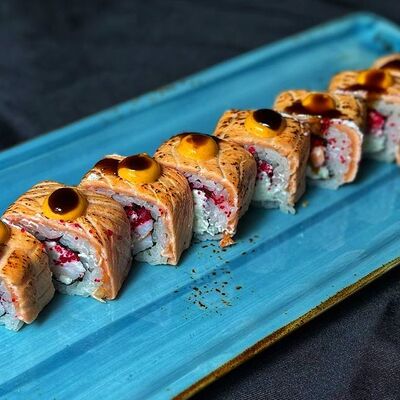 Опаленный с лососем, креветкой и икрой тобиков В теме вкуса по цене 774 ₽