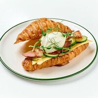 Круассан с беконом и яйцом пашот в 7:35 Заря & KitaEast