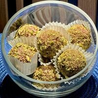 Конфета Вишня-фисташка, миндаль в Encore cafe