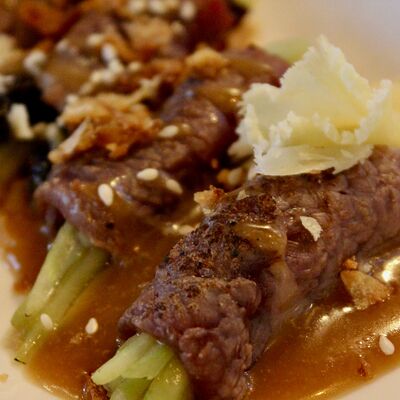 Татаки из телятины с вялеными томатами и сыром тет-де-муан в Хюгге Сырный ресторан по цене 830 ₽