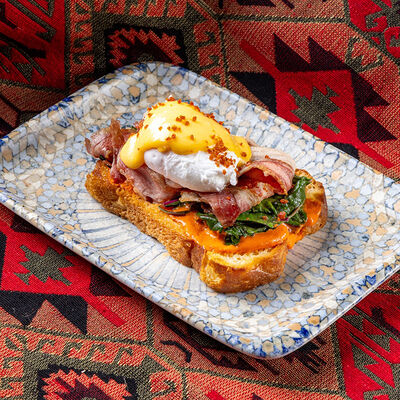 Бриошь с грудинкой, яйцом Бенедикт и соусом из печеного перца в Хмели & Сунели по цене 600 ₽
