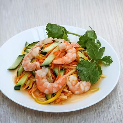 Салат из свежего манго с креветками Salad Xoai Tom в Кафе Pho Ханой по цене 599 ₽