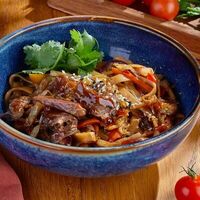 Вок с говядиной и рисовой лапшой в BBQ Beer Restaurant