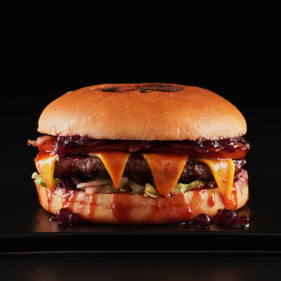 Бургер с брусничным соусом и можжевеловыми ягодами (1 котл.) в Ямал еда по цене 520 ₽