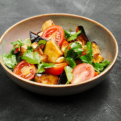 Салат с баклажанами и томатами в Гранат по цене 450