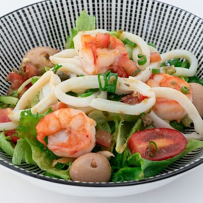Салат с креветками и кальмаром в Daddys pub по цене 725 ₽