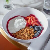 Гранола с домашним йогуртом и ягодами в Romano