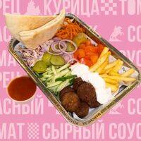 Шаверма на тарелке с фалафелем в ВЛАВАШЕ