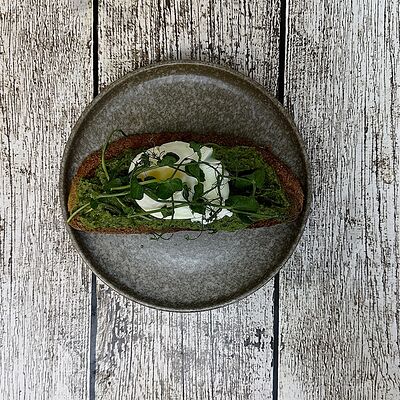 Хлебушек с хумусом и яйцом пашот в Луна Рыба по цене 360 ₽