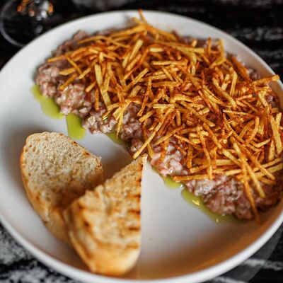 Тартар из говядины с картофелем пай и трюфельным майо в Молодость по цене 690 ₽