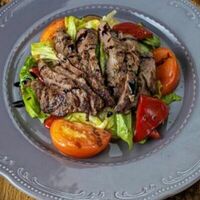 Салат на углях с телятиной и овощами в Бато Хинкали