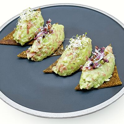 Мятый авокадо на томатных чипсах в BunnyMoon по цене 670 ₽