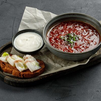 Борщ с копченой сметаной и ростбифом в Brooklyn Bowl по цене 549 ₽