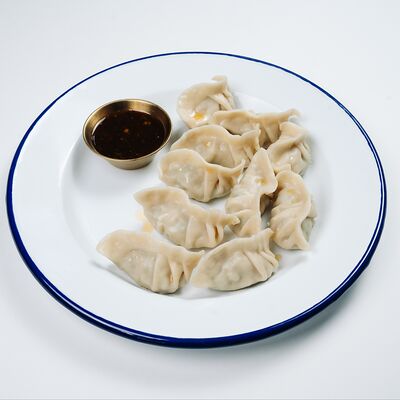 Пельмени с курицей и пряным кисло-сладким соусом в Китайка по цене 430 ₽