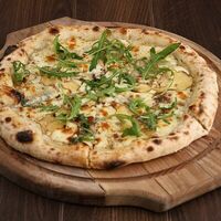 Пицца с грушей и сыром дорблю в Mis