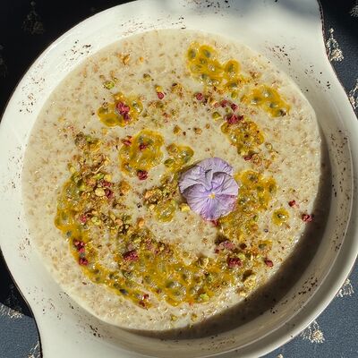 Каша овсяная с маракуей и фисташками в MeatBarrique по цене 750 ₽