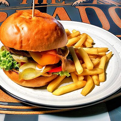 Бургер с говяжьей котлетой и беконом (неострый) в Barbados bar по цене 750 ₽