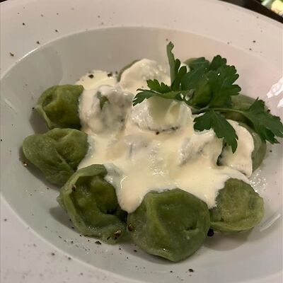 Пельмени с ягнятиной под муссом из пармезана в Генрих и Генриетта по цене 390 ₽