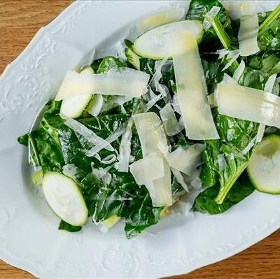 Зеленый салат с авокадо, брокколи, слайсами пармезана в Lucky Duck по цене 670 ₽