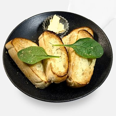 Чесночная чиабатта с маслом в Caviar по цене 240 ₽