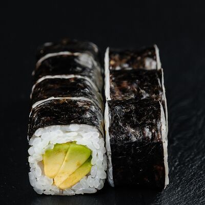 Маки с авокадо в Суши скат по цене 250 ₽