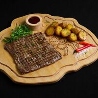 Стейк мачете с руколой, жареным бейби-картофелем и соусом барбекю в Level kitchenbar