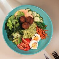 Боул с фалафелем, кус-кусом, яйцом, томатами черри, огурцом, морковью и чукойв Coffee Cake