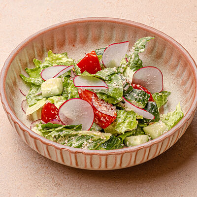 Салат овощной с грецким орехом в Хачапури выпечка и вино по цене 390 ₽