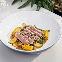 Стейк из тунца в кунжутной панировке с овощами по-средиземноморскив Brasserie Lambic