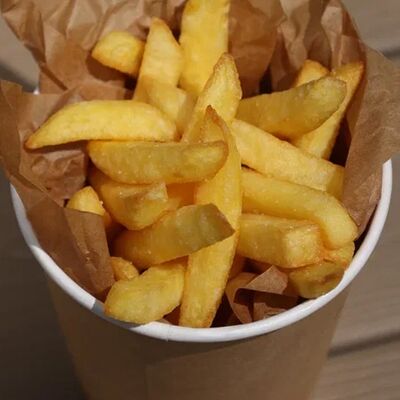 Картофель фри с соусом в VERANDA BAR по цене 260 ₽