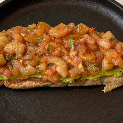 Брускетта с креветками и томатами конкассев Coffeelab 39 по цене 420 ₽