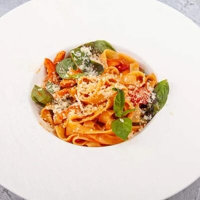 Паста Фетучини с лососем и томатами черри в устричном соусе в Наше место по цене 690 ₽