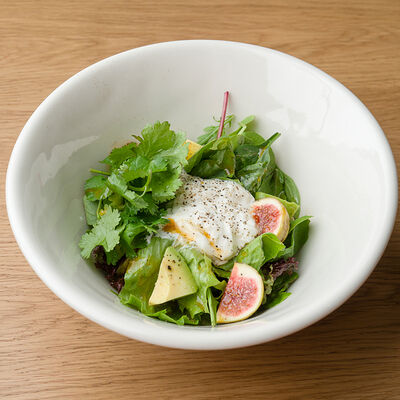 Салат с инжиром, страчателла и авокадо в Salt по цене 650 ₽