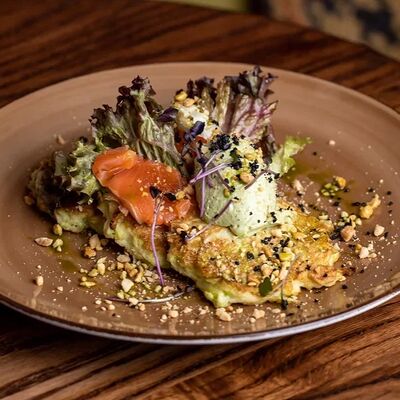 Оладьи из кабачков с муссом и слабосоленым лососем в Квартира 98 по цене 580 ₽