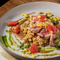 Стейк из тунца с киноа и кукурузой в Брюссель