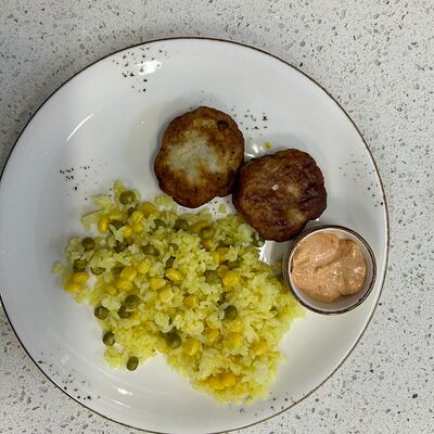 Польпетти из щуки с цветным рисом и соусом кимчи в Кофеин по цене 350