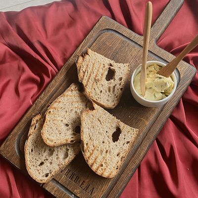 Хлеб и масло в Вино и еда по цене 350 ₽