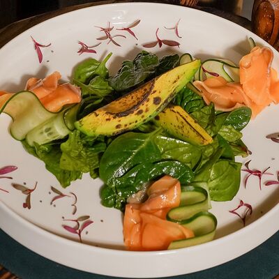 Салат с лососем и авокадо в Биржевик по цене 987 ₽