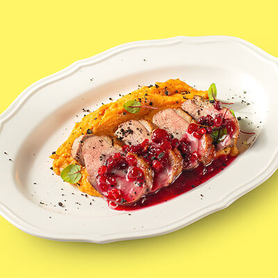 Утиная грудка с брусничным соусом в Густо & Пряно по цене 958 ₽