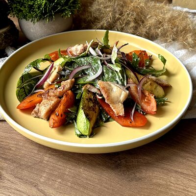Салат гриль с цыпленком и луковым соусом в Про Булки кафе-пекарня по цене 420 ₽