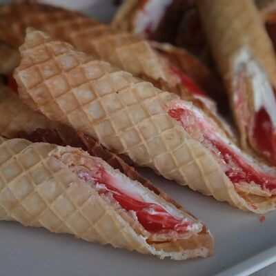 Вафли клубника творог в Твой Пекарь по цене 70 ₽