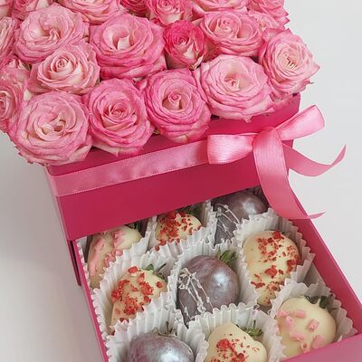 Кустовые розы с клубникой в шоколаде в коробкев Buketonline - Съедобные букеты и клубника в шоколаде по цене 6250 ₽